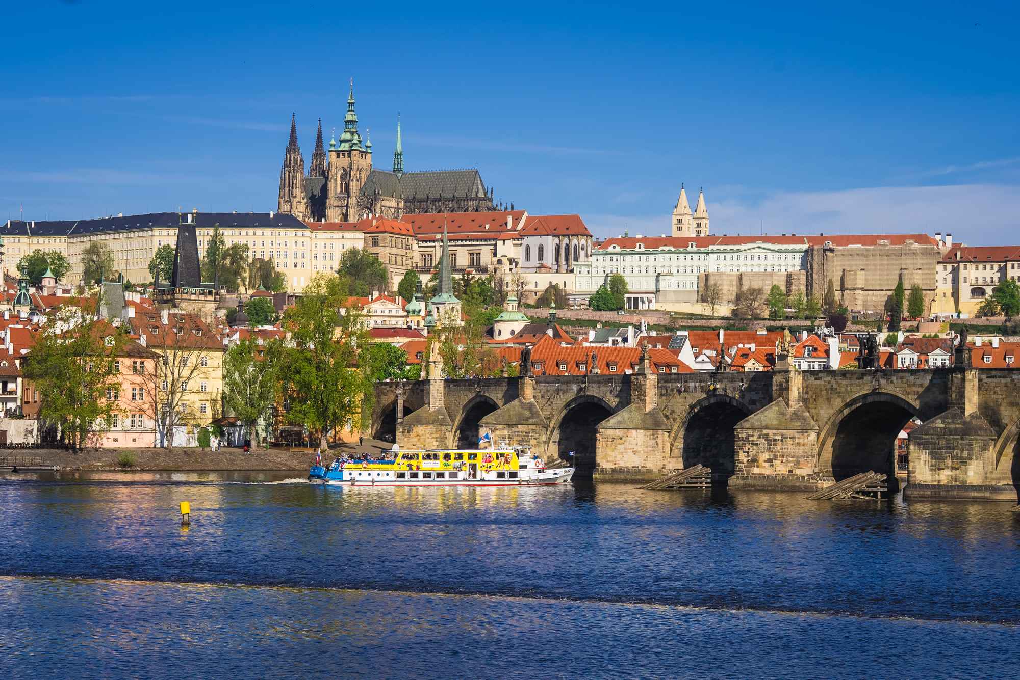 Boční pohled — staroměstské nábřeží