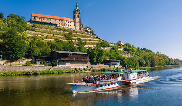Parník Vltava pod mělnickým zámkem