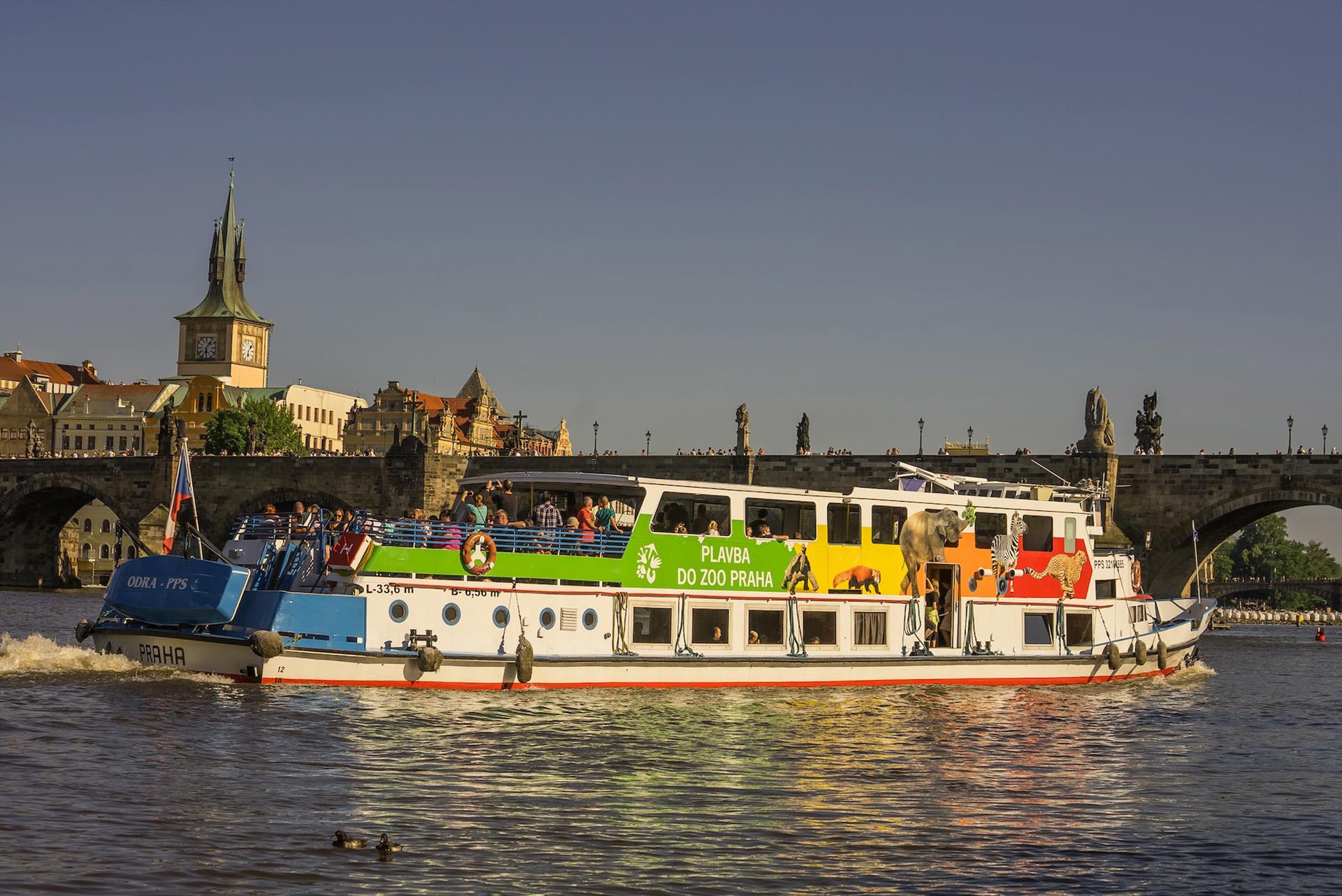 Loď Odra na pravidelné plavbě do Zoo Praha