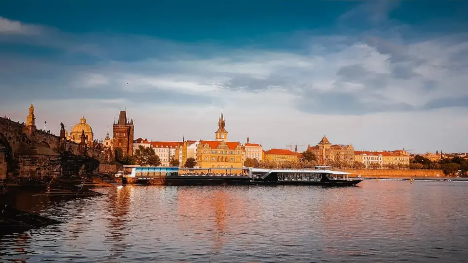 Oběd na prosklené lodi č. 18