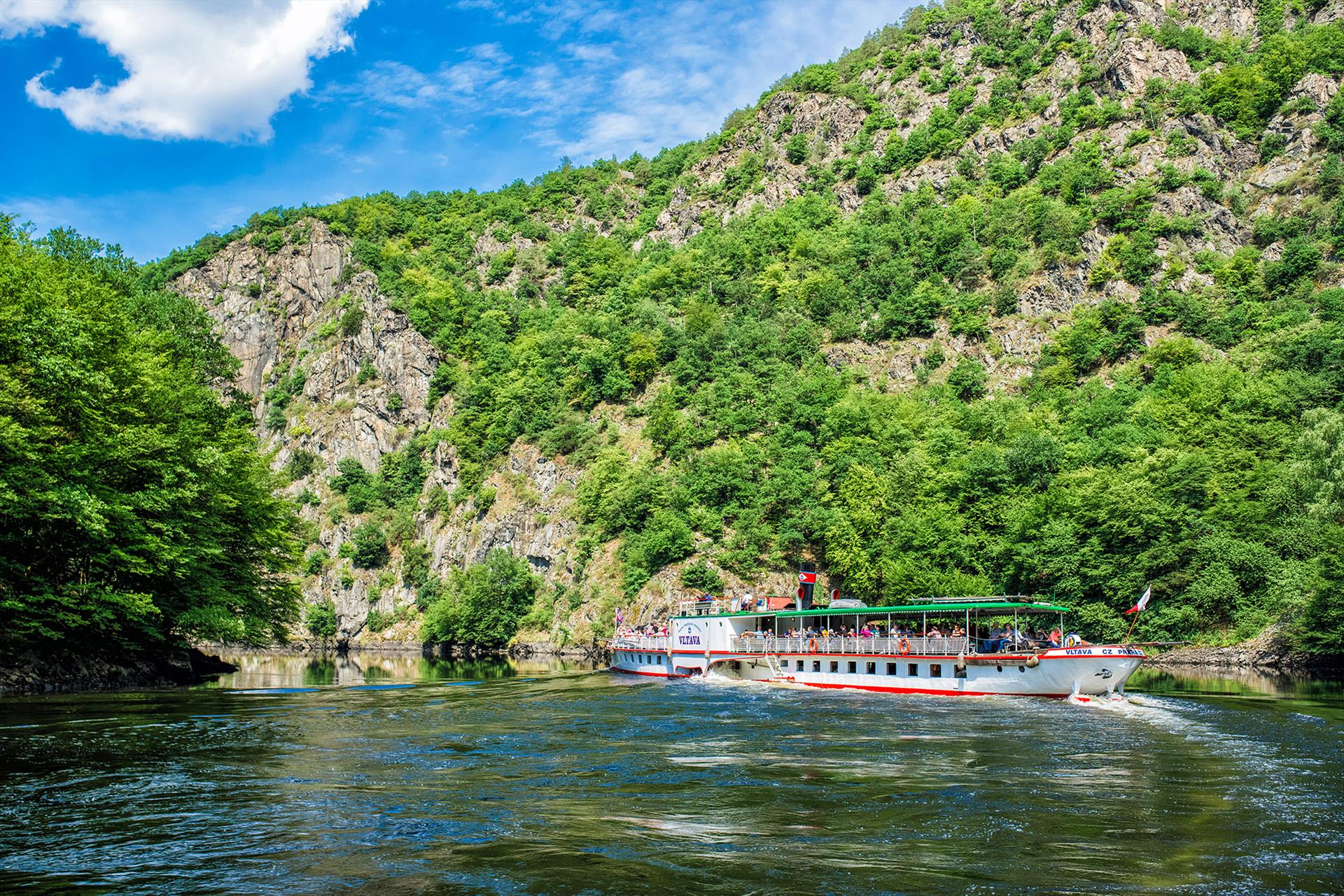 Parník Vltava na plavbě romantickým údolím ke Slapům