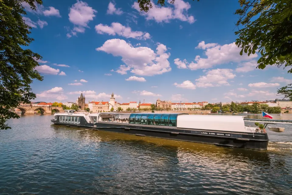 Oběd na prosklené lodi č. 16
